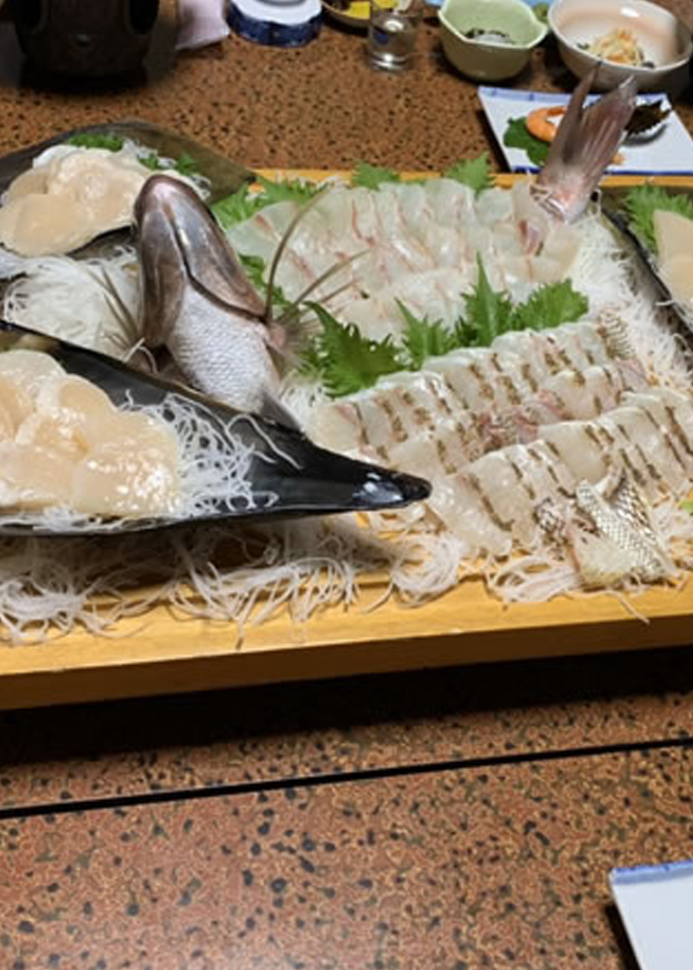魚の活き作り（愛知）slices of fresh raw fish arranged to look life like